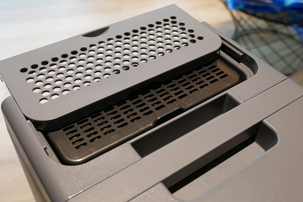 天面の排気口には脱臭炭フィルターを備える