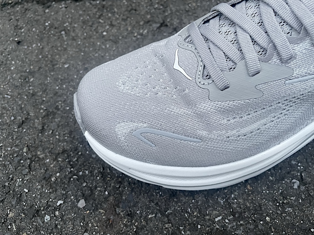 アッパーは快適な履き心地で知られた前作よりも細部を改良して、長時間の走行でもランナーの最高のパフォーマンスを引き出してくれる