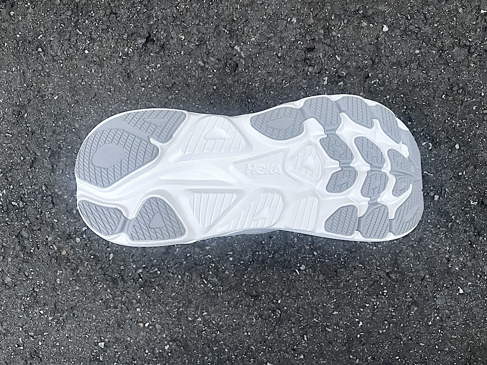 アウトソールは、耐久性に優れたデュレーションラバーを使用。特にアスファルトやコンクリートといった舗装路で最高のグリップ性を発揮する構造だ