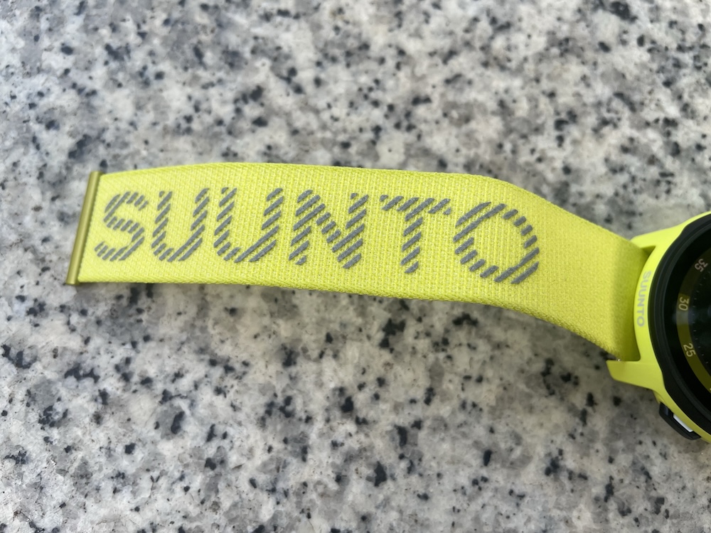 フィット感に優れたテキスタイルストラップを採用している