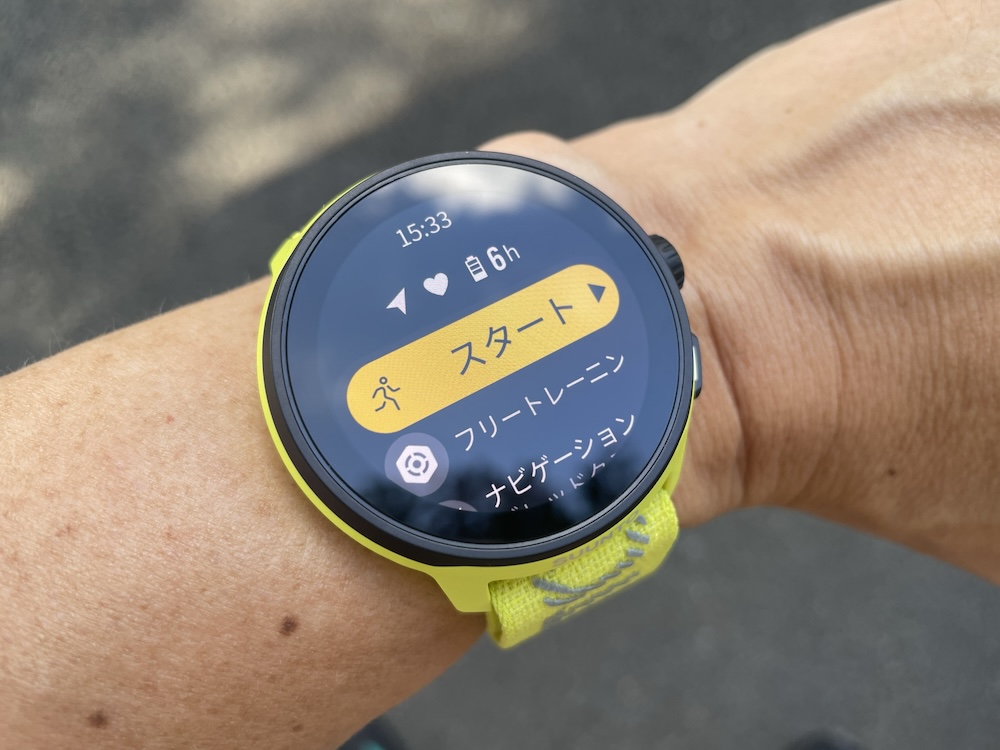 視認性に優れたAMOLEDディスプレイは、日中の強い日差しの下でも、早朝の薄明かりでもくっきりと見やすい