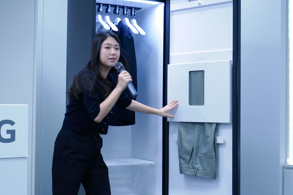 ズボンの座りジワを取り除く「ズボン折り目ケア」