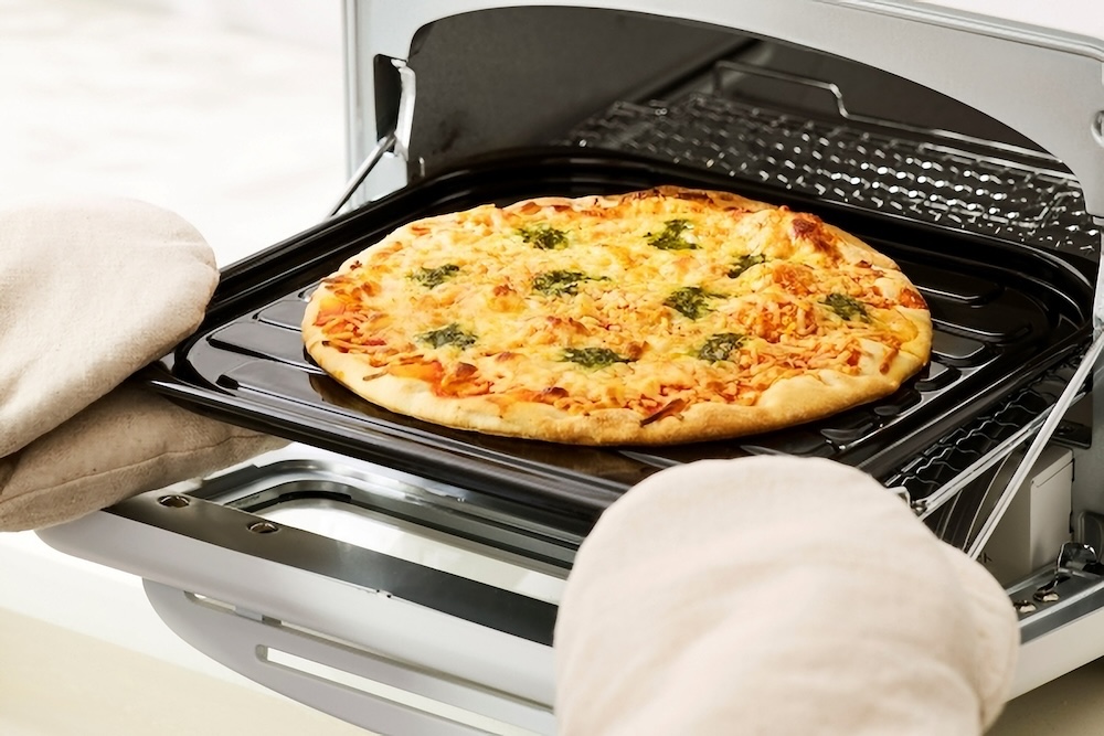 最大25cmのピザを、付属の「こんがりトレー」にのせて、そのまま焼ける