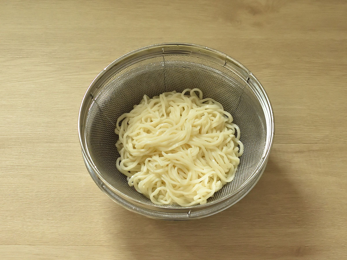 流水で麺をほぐします