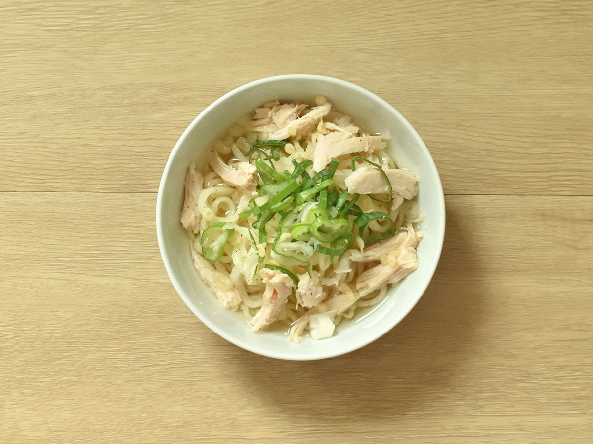 今回はサラダチキンと天かすをのせました