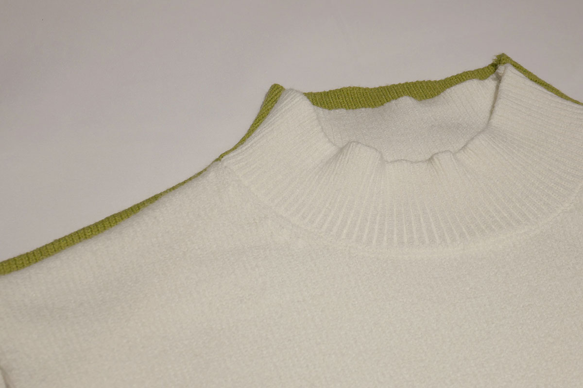 手前の白色がタンブル乾燥を10回行なったもの、奥の緑色は未洗濯。乾燥してもあまり縮んでいないことがわかる