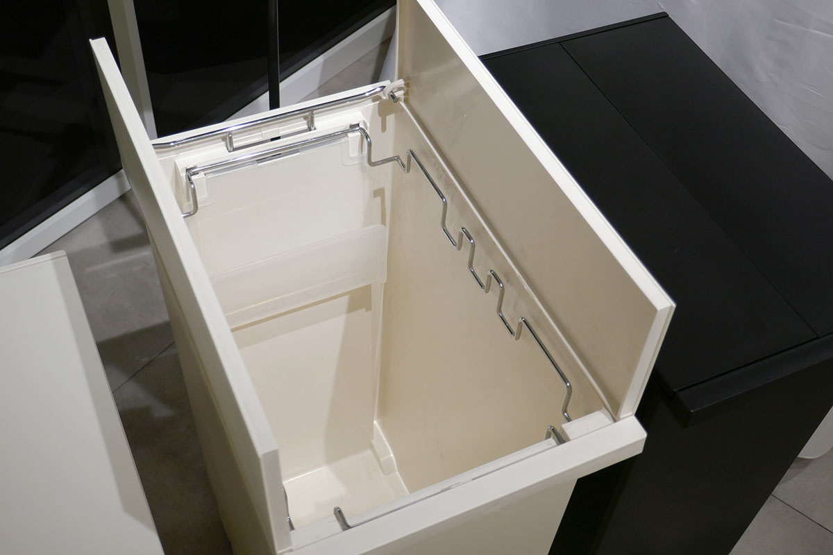 カウンター下にも置きやすい両開き