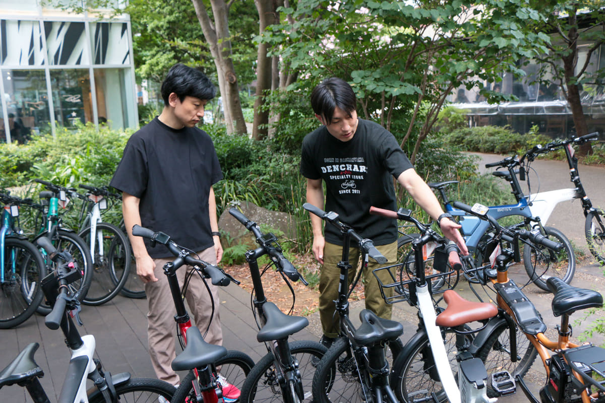電動アシスト自転車専門店ならではの充実した試乗車。対応してくれたのはスーパーバイザーの大地さんで、丁寧にモデルごとの特徴や操作法を教えてくれました