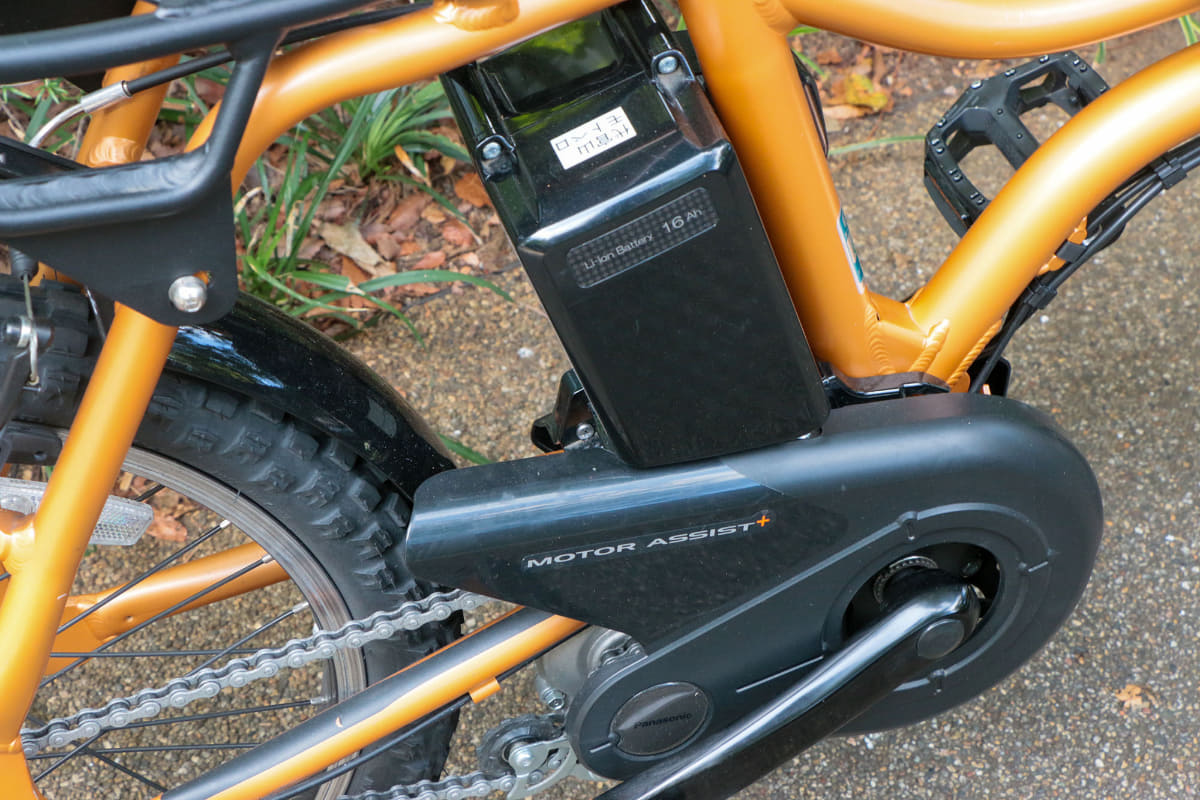 バッテリーのホルダーまで一体となった「カルパワードライブユニット」を採用。バッテリー容量は約201Whで走行可能距離は55km