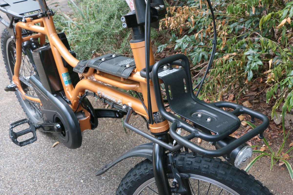 タイヤはブロックタイプで前後とフレーム中央にキャリアを装備