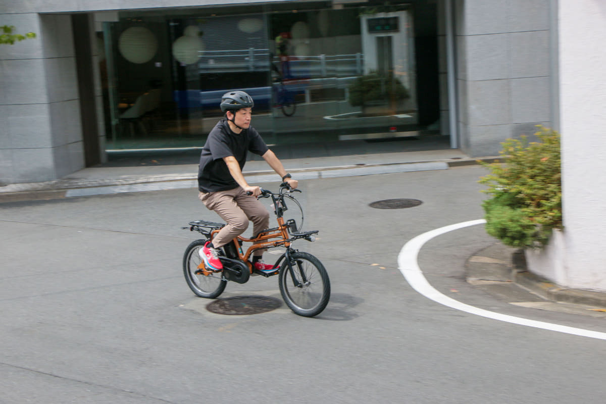 e-bikeではないが、アシストはパワフルで21.7kgある車体もしっかり加速させてくれる