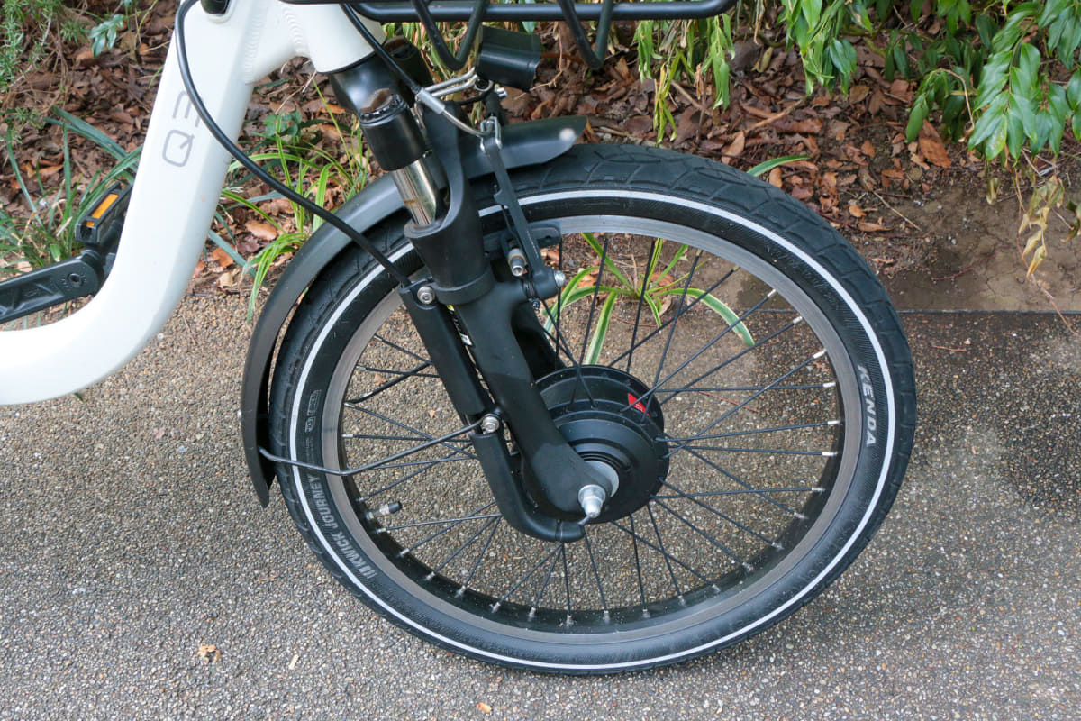 モーターはフロントの車軸(ハブ)と一体になっている。サスペンションも装備