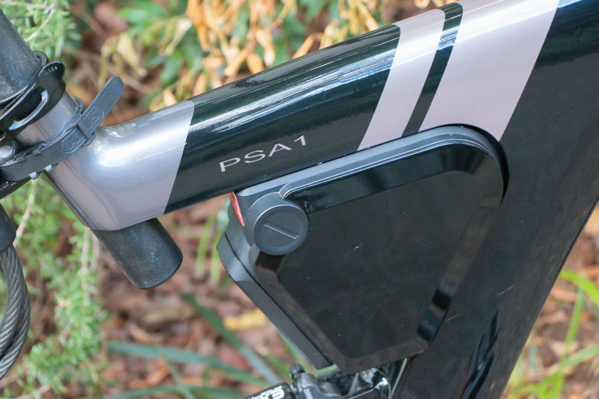 コンパクトなバッテリーですが容量は378Whあり、走行可能距離は約90km