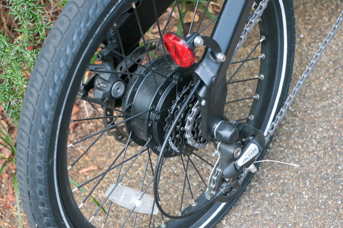 ドライブユニットはリアのハブと一体となったタイプ。変速機構は外装の7速