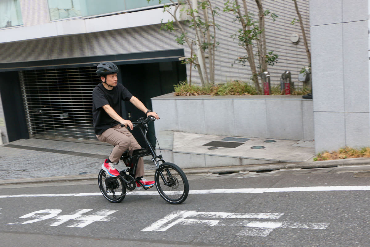 結構な上り坂でもペダルを回転させていればラクに上れてしまうのはe-bikeならでは