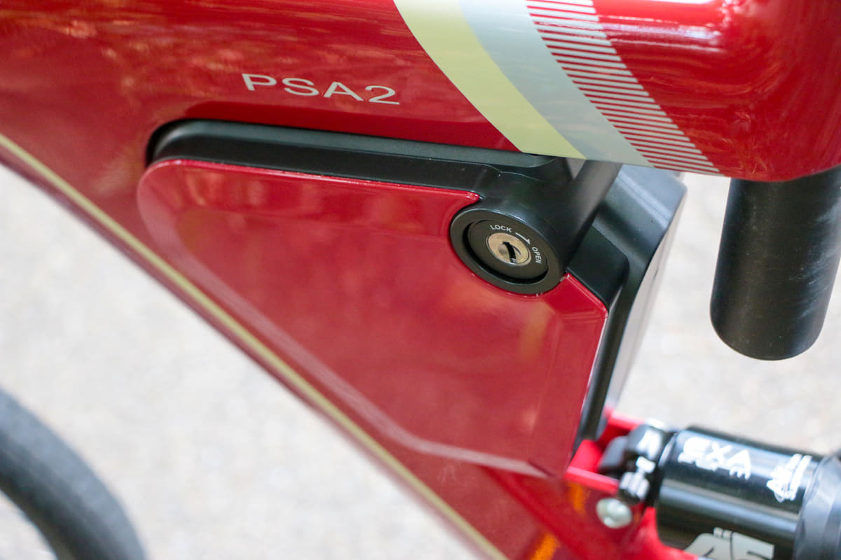 バッテリーの鍵は抜いた状態でも走れるように。容量は少し大きくなって381Whで、走行可能距離は約90km