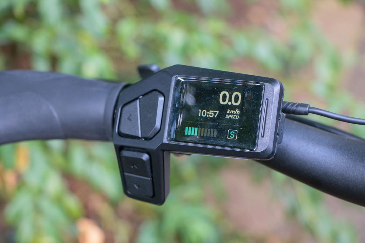 ディスプレイは中央から左手側に移設され、操作スイッチ一体型となりました