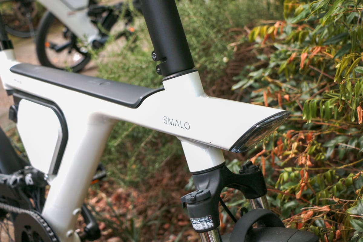 「PS」シリーズのようなフレーム形状ですが、フロントライトがビルトインされているのが特徴