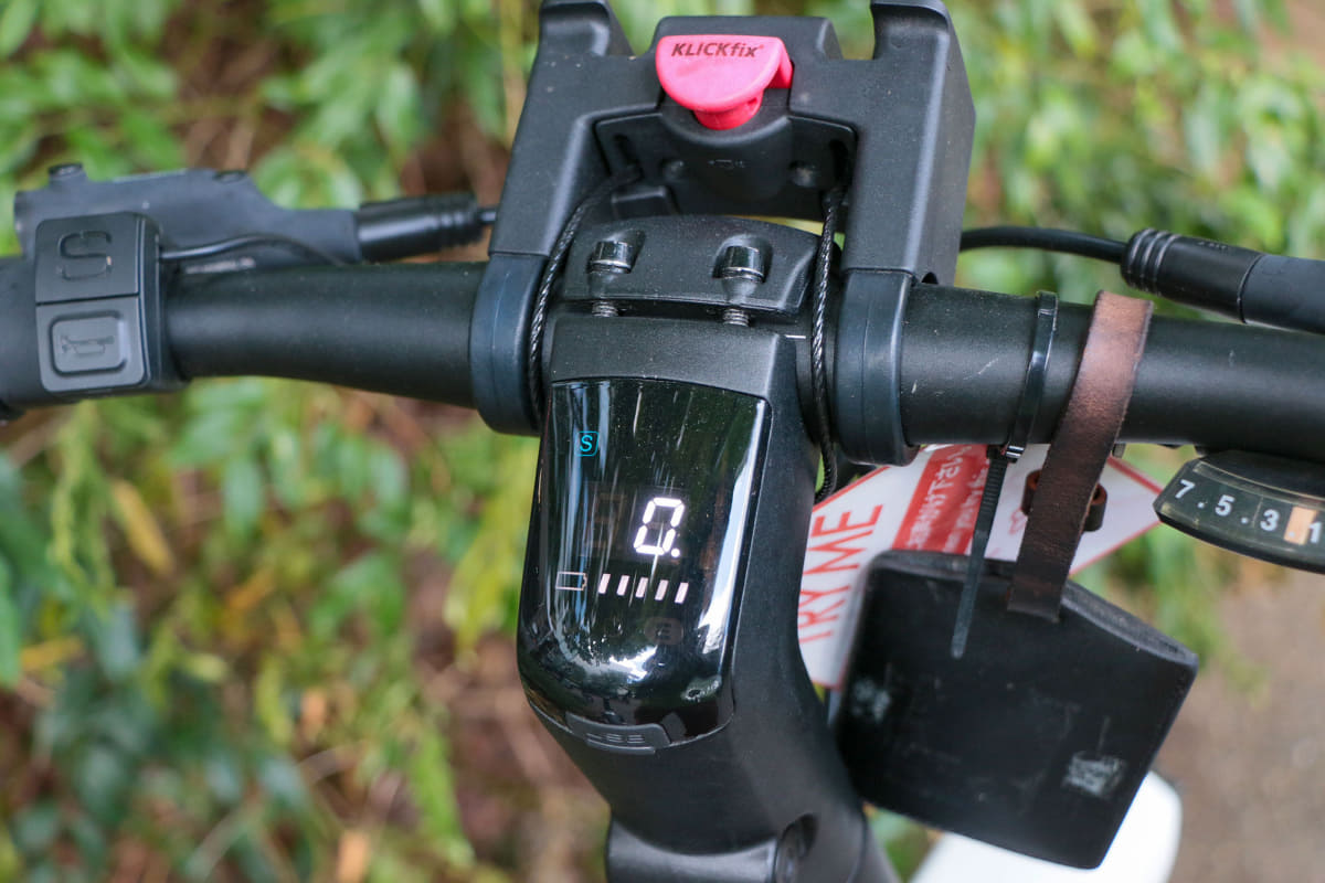 ディスプレイもステム部分にビルトインされ、スマートなシルエットに貢献している