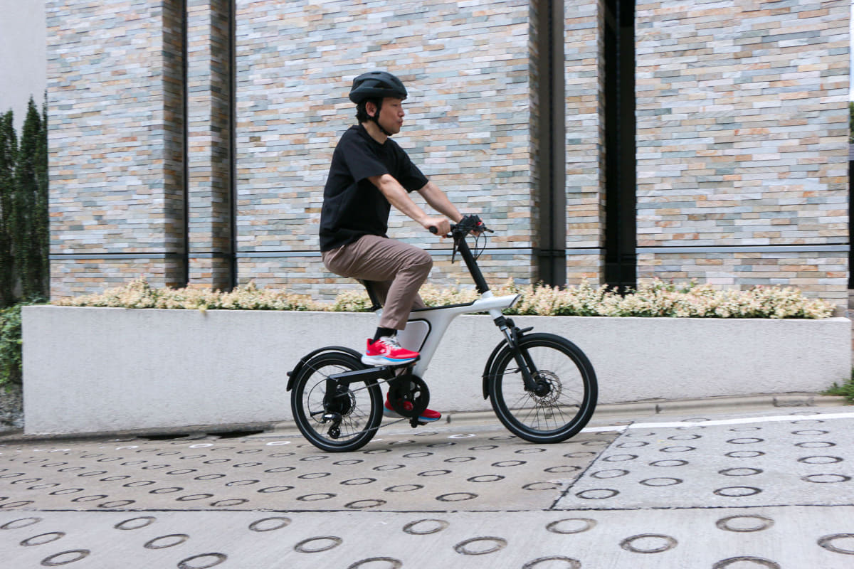 坂道を上る際はペダルに力を込めて踏まないほうが、むしろラクに上れる不思議な感覚