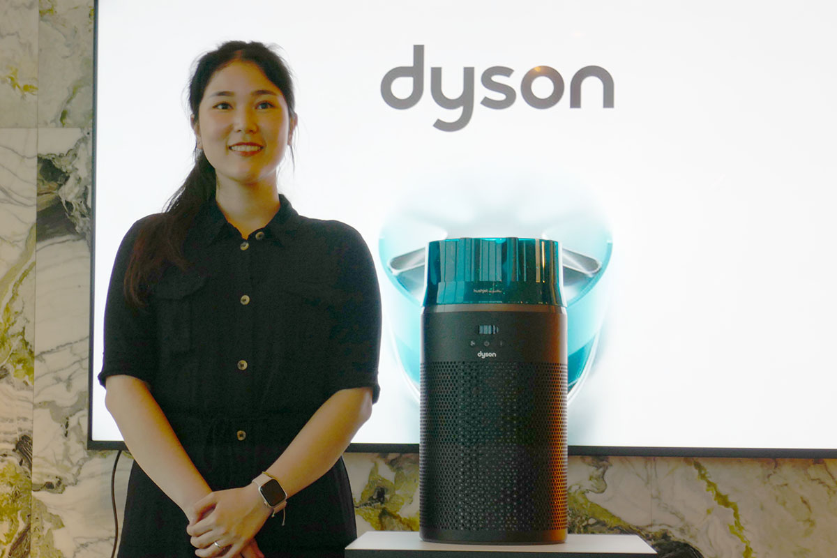 「Dyson HushJet(ダイソン ハッシュジェット) 空気清浄機」(ブラック/ティール)とダイソン シニアエンジニアのゼ・ヨン・テヨさん