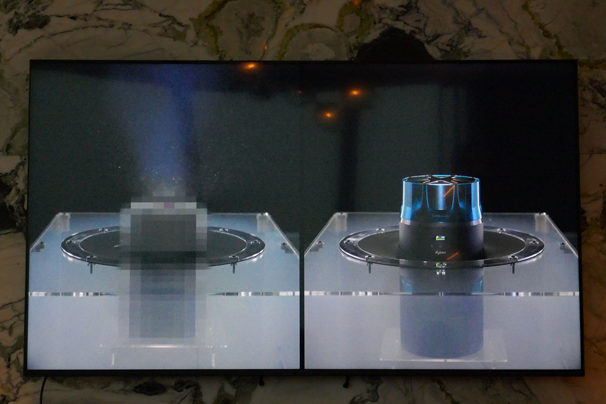 フィルターにPM0.25～60サイズのスモークを通した実験。写真右側の「Dyson HushJet 空気清浄機」はスモークを通していないことがわかる