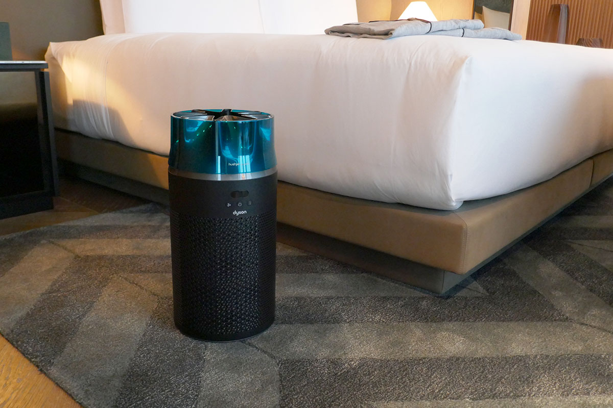 寝室に置きやすいサイズ。写真は実際に本機が設置されるフェアモント東京のスイートルームで撮影