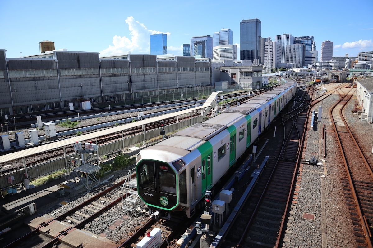 大阪メトロはパンタグラフのない直流750Vで動く車両と、阪急と相互直通運転を行なうパンタグラフのある1,500Vで動く車両がある(直通しないが1,500V、リニアモーターを使う別電源の路線も)