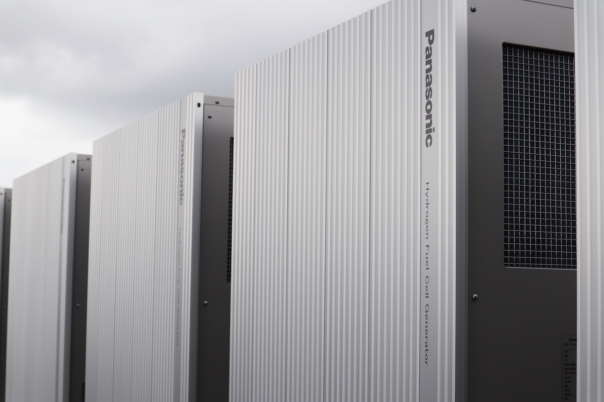 水素と空気中の酸素で、電力と熱を生成する純水素型燃料電池。これを何基も接続して大電力を生み出す。また、それぞれのセルから排出される熱はお湯として回収するため、工場プラントのように配管も走る