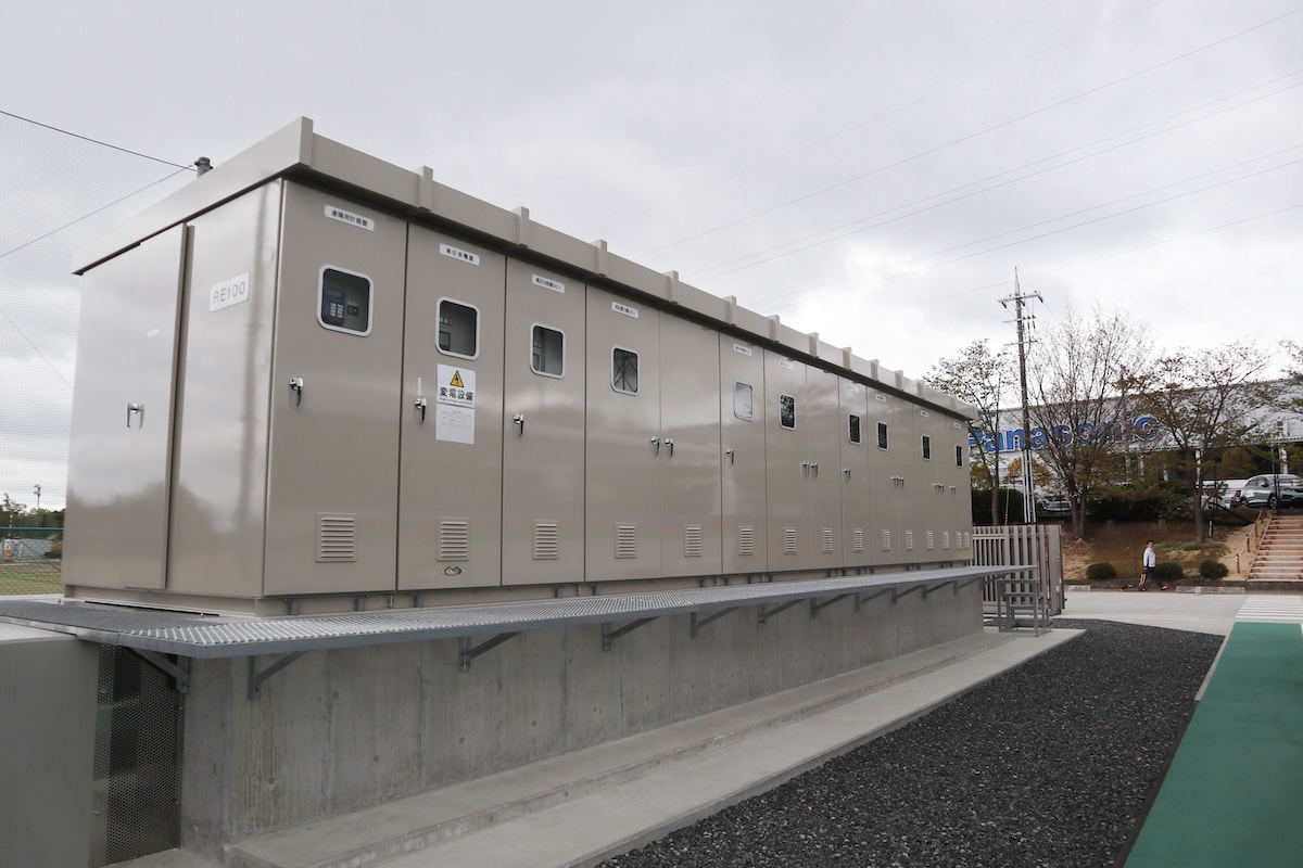 6,600Vに昇圧するキュービクル。高圧電力と連携ができるのが一般家庭用と異なる点だ