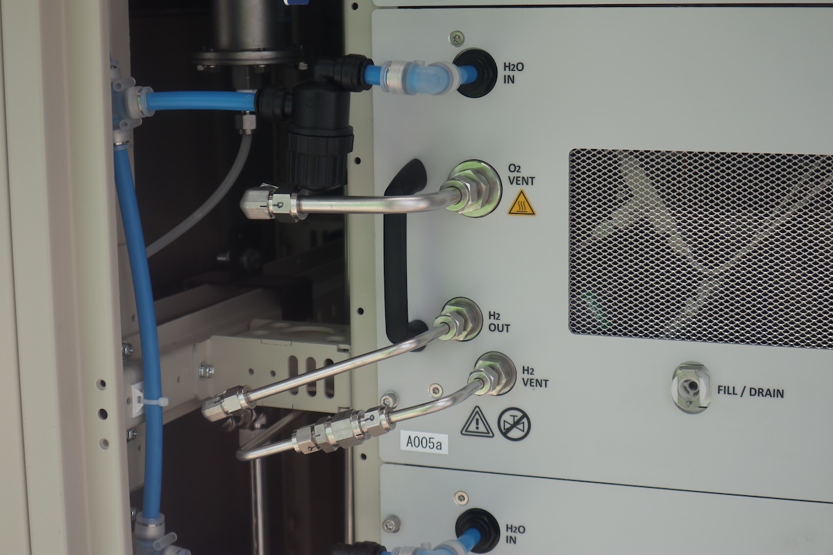 この水素を燃料電池として、パナソニックパビリオンの電力の一部として使われていた