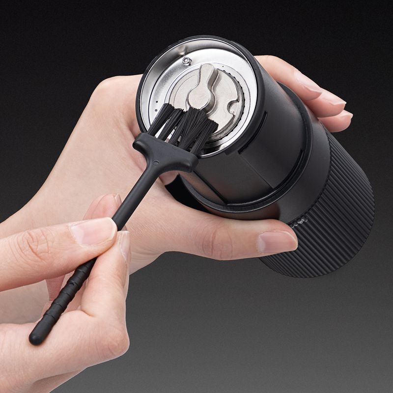 掃除用ブラシが付属する