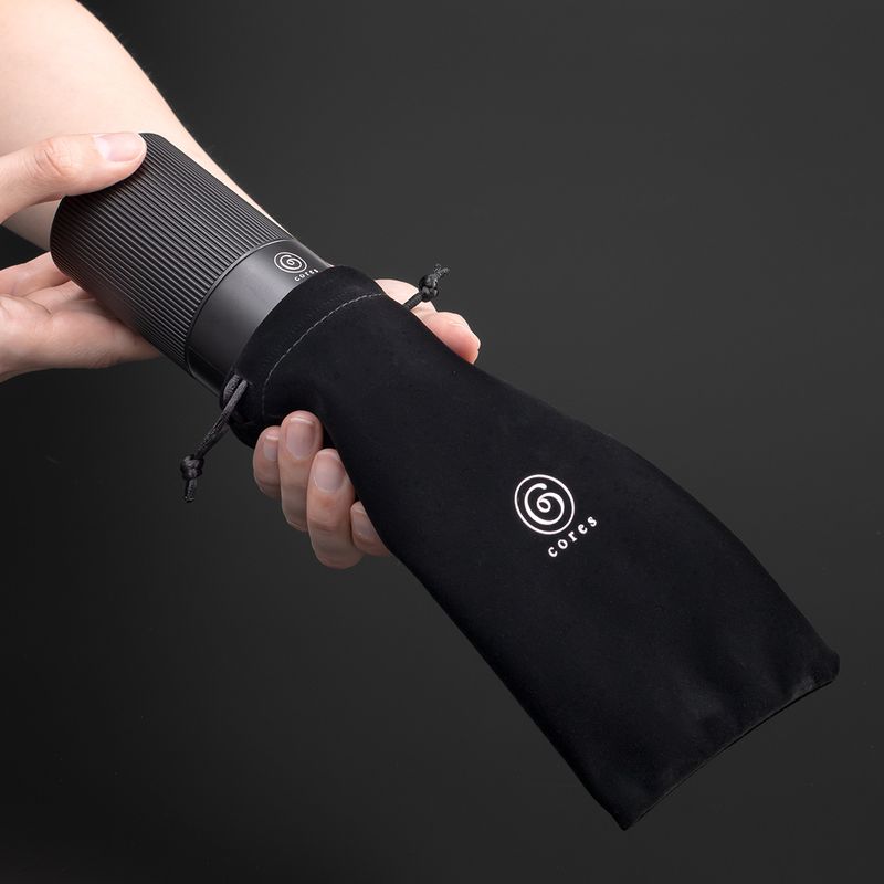 携帯用ポーチ付きでアウトドアでの使用や贈り物としても活躍する