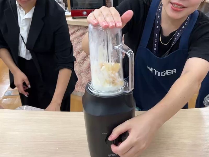 市販の氷や冷凍フルーツを解凍することなくそのまま粉砕できる