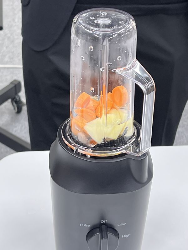 キウイなら四等分、リンゴなら約5cm角のサイズなど、大きめの食材にも対応する