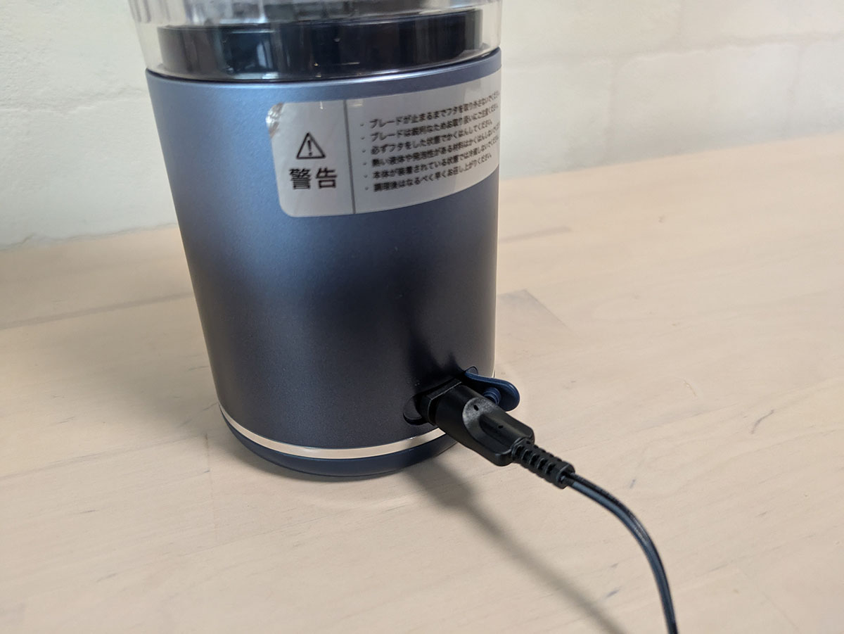 本体は充電式で、充電時間は約3時間。満充電時で約20回使えます
