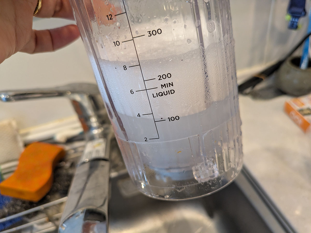 食洗機がない場合は、洗剤と水を入れて撹拌させるとすぐに汚れが落ちます