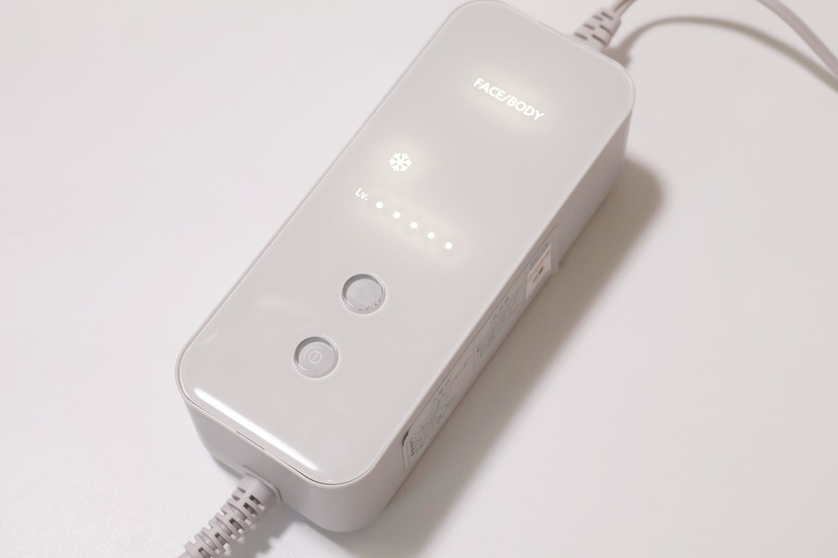 本体電源がONでモード選択していない状態のときに、アタッチメントを肌に密着させ垂直にあてると、適切な出力レベルを確認できる