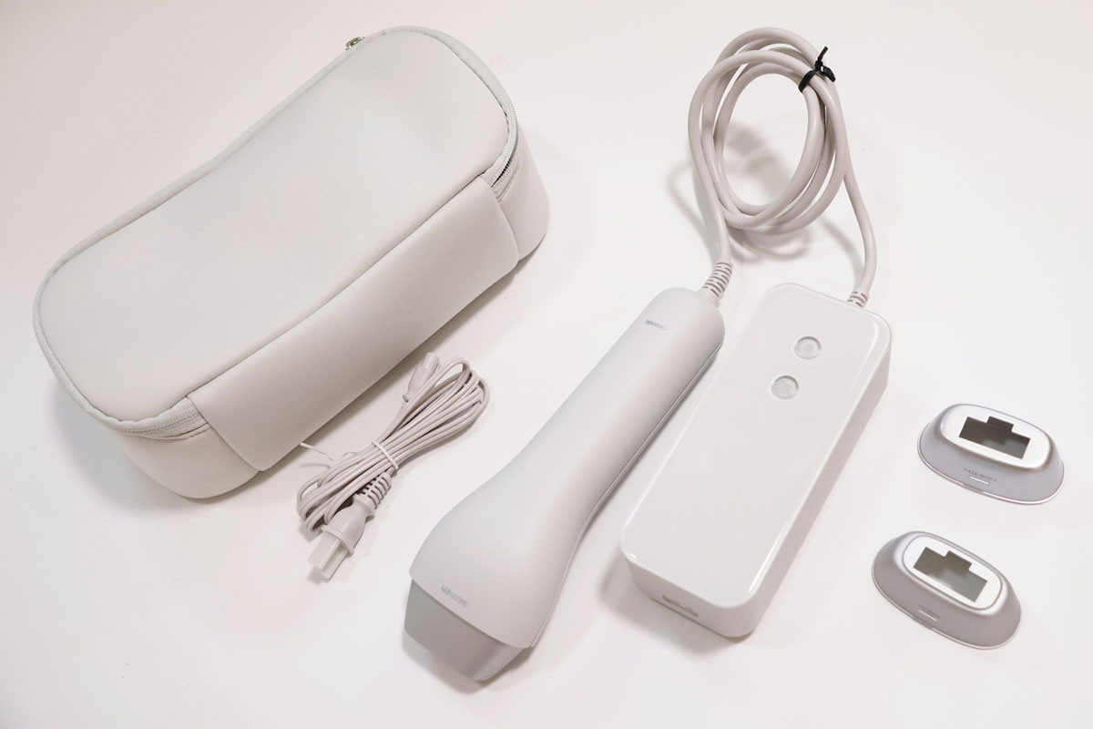 電源はAC100～240V(自動電圧切替付き)、消費電力は約85W(AC100V/照射準備時)、約105W(AC240V/照射準備時)。連続使用回数は約600回(フェイス&ボディ用アタッチメント取付時、クールプラスモード・ハイパワーモードは約100回まで)