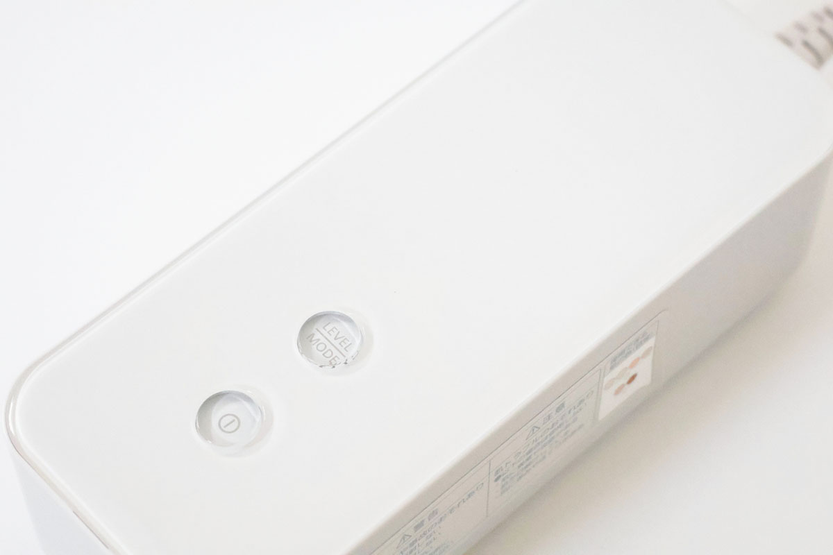 ボタン上が電源スイッチ。長押しして電源を入れる。ボタン下はレベル/モードスイッチ。冷却レベルは最大1～3、光の出力レベルは1～5に加えてハイパワーモード/クールプラスモード(レベル5以上)に設定可能