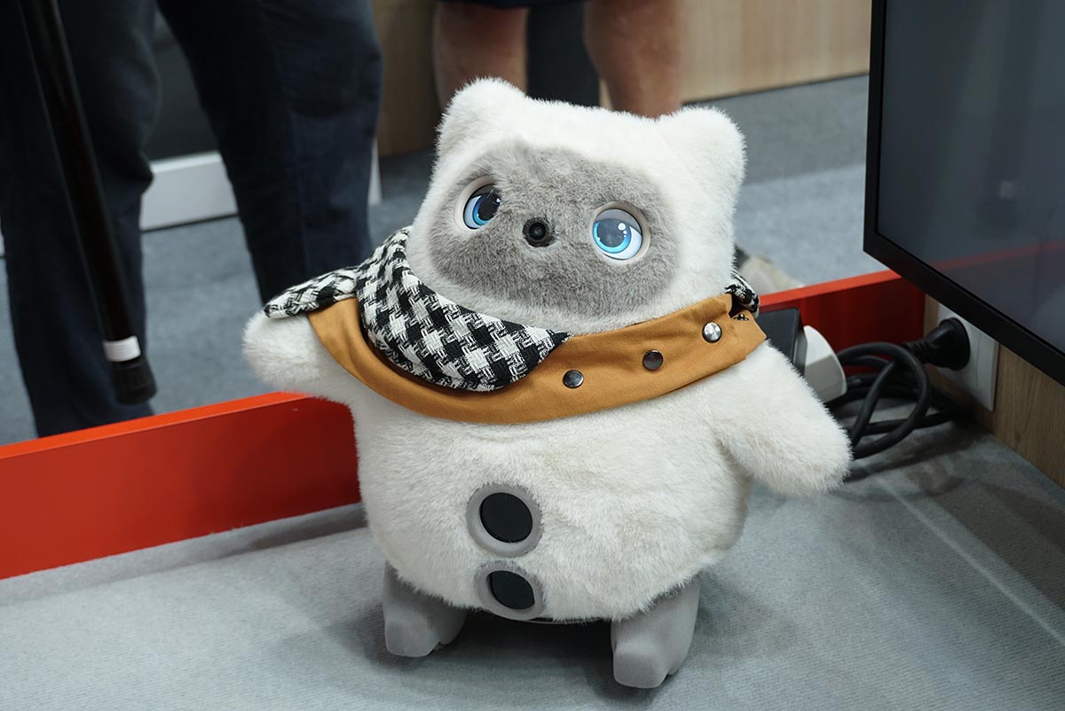 KATA Friendsは人とコミュニケーションを交わしたり、動き回ることができます