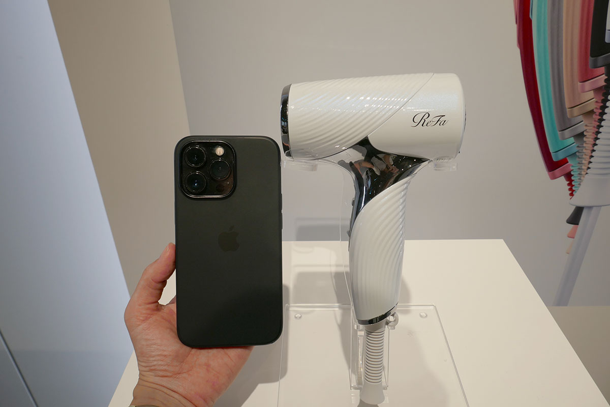 iPhone 13 Proと比べてもこのサイズ