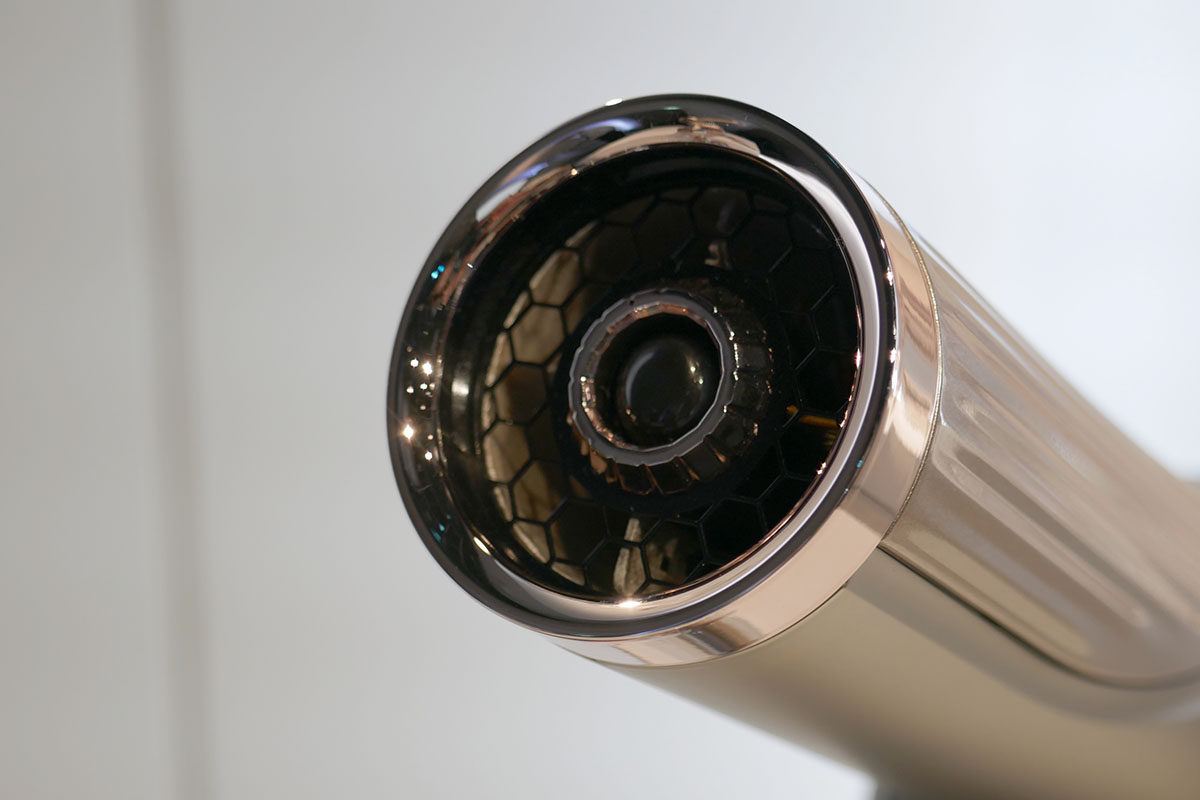 吹出口中央の丸い部分が対象物センサー