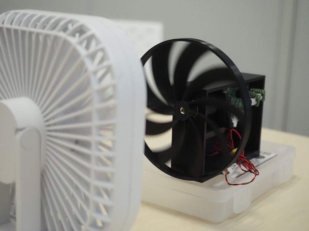 そよ風よりも弱い風で発電し、温湿度センサーで取得したデータをワイレス送信していた