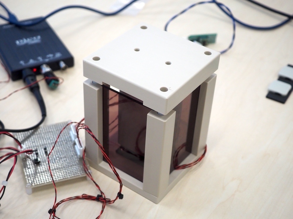 床発電システムのプロトタイプ。10cm角の中に、6セット組み込まれている。これを50cm角にして内蔵ユニットを増やし、6Wの発電量を目指す