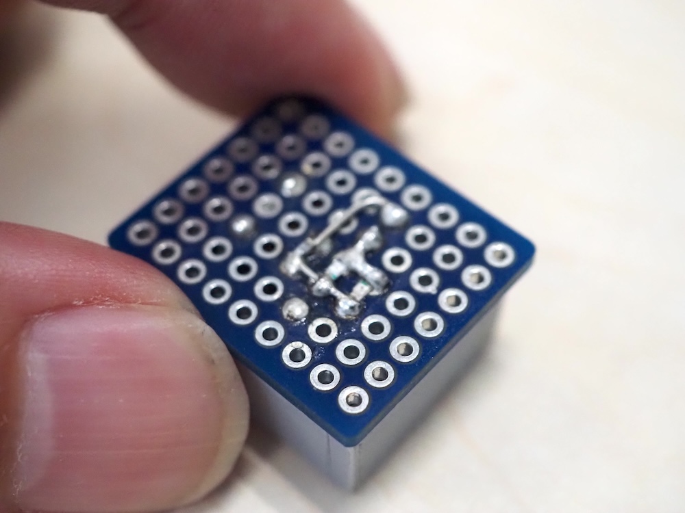 小型発電モジュールを組み込んだ、LEDライトを点灯させるデモ用のプロトタイプ