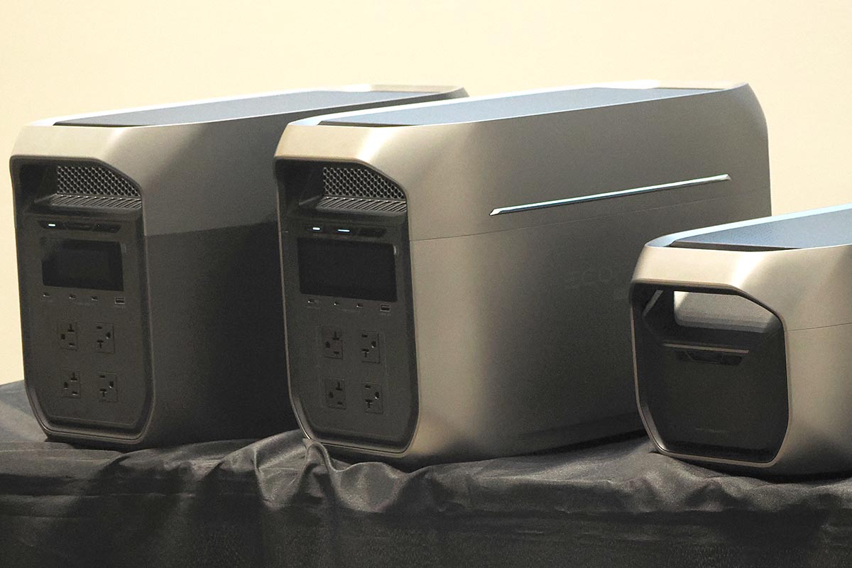 中央がEcoFlow DELTA 3 Max Plus、左がEcoFlow DELTA 3 Max。右は別売の拡張用バッテリー