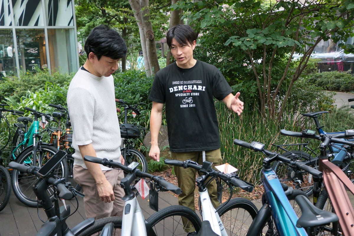 今回もお世話になったのは<a href="https://www.motovelo.co.jp/" class="n" target="_blank">代官山モトベロ</a>。車両の説明をスーパーバイザーの大地さんに聞いています