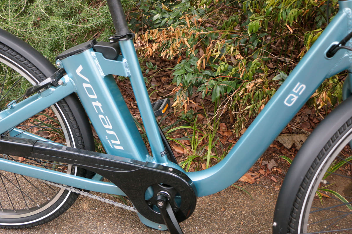 バッテリーは専用ケースに収められた独自のデザイン。容量は360Whで最大86kmの走行が可能