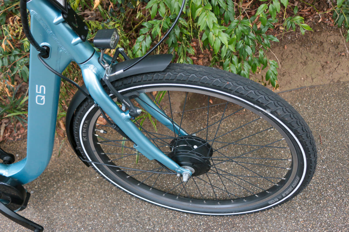 タイヤは26×2.0インチと太め。前後フェンダーやライトなど街乗り向けのパーツが標準装備されている